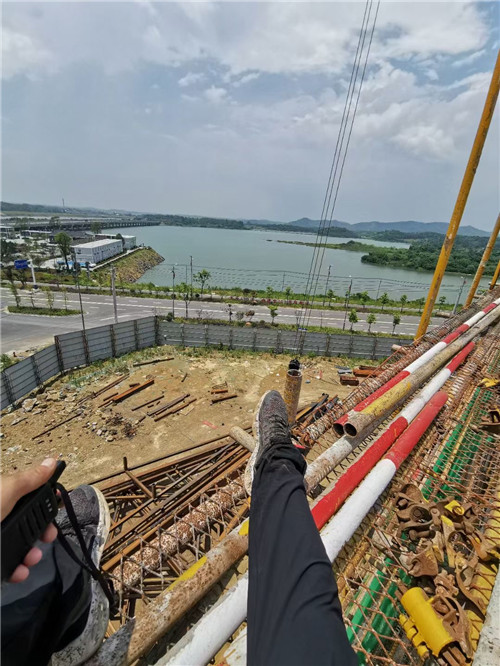 富川作业中发生设备损坏或人员意外，责任怎么划分？